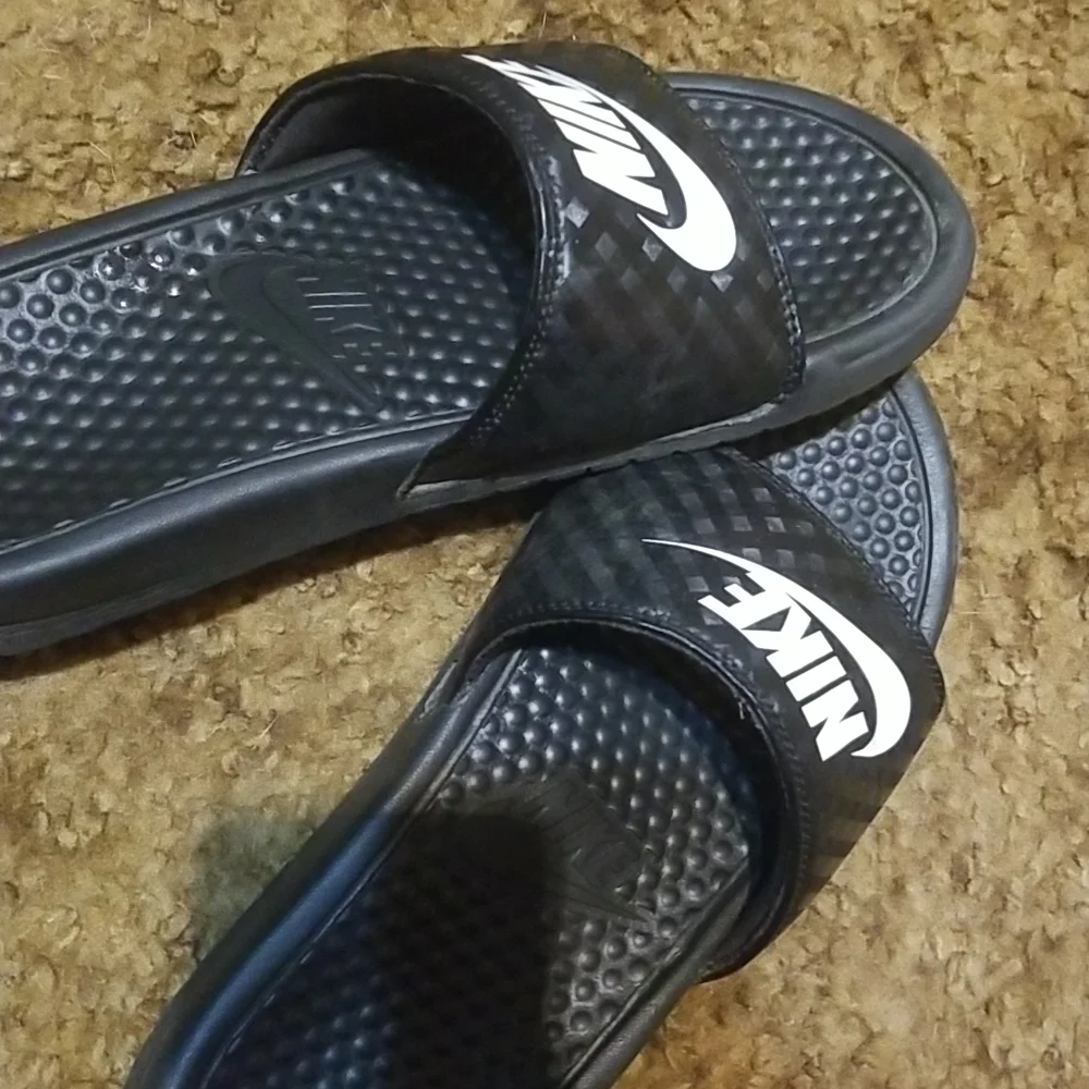 Classic Nike Slides - Picture 2 of 4